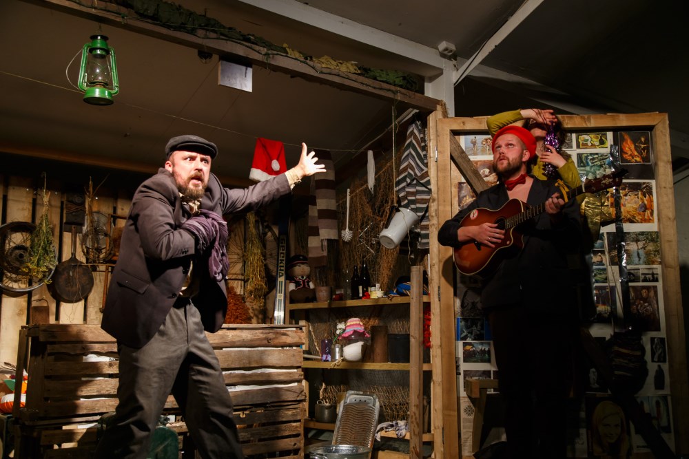 Skats no izrādes "Blēņas un pasakas" (Dirty Deal Teatro, 2015) // Foto – Mārtiņš Vilcēns